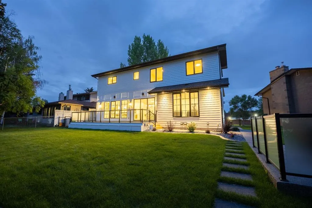 12 Vardana Place NW