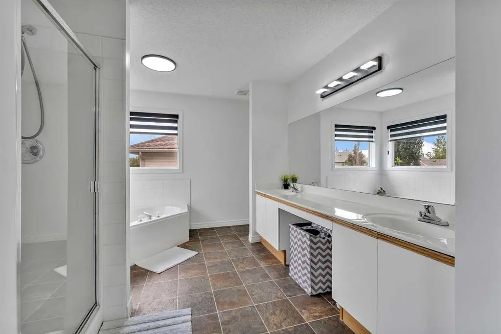 135 West Lakeview Passage