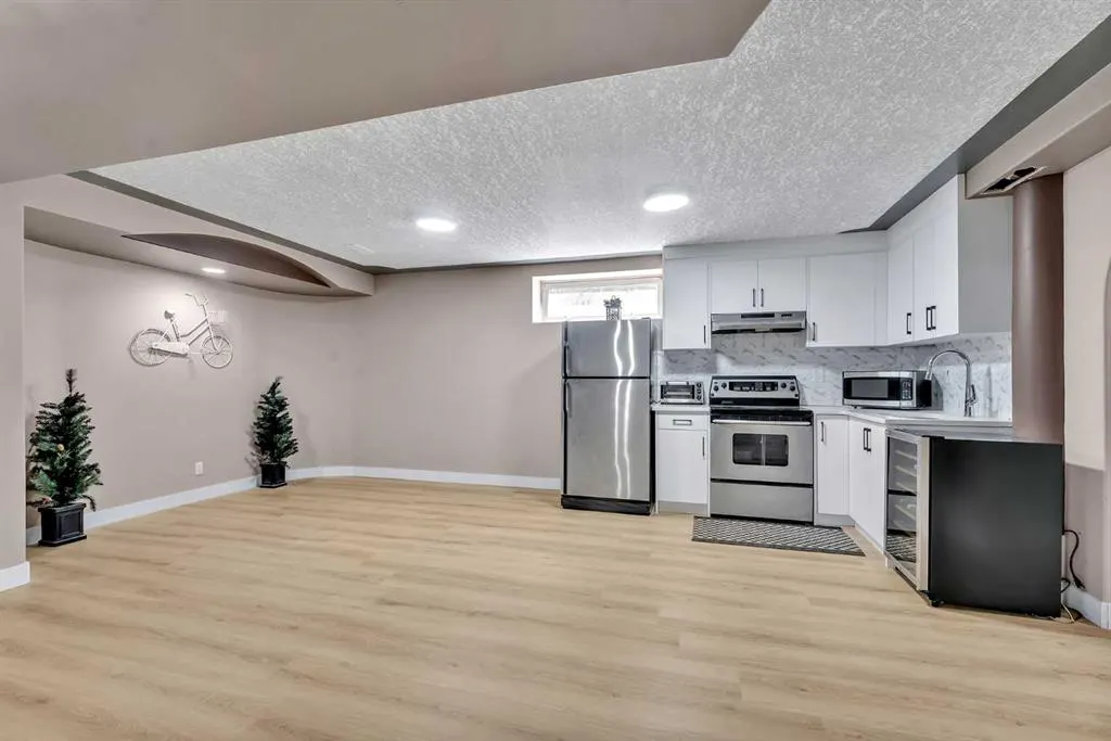 135 West Lakeview Passage