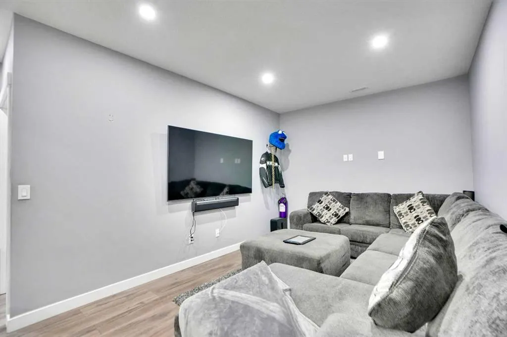 33 Savanna Green NE