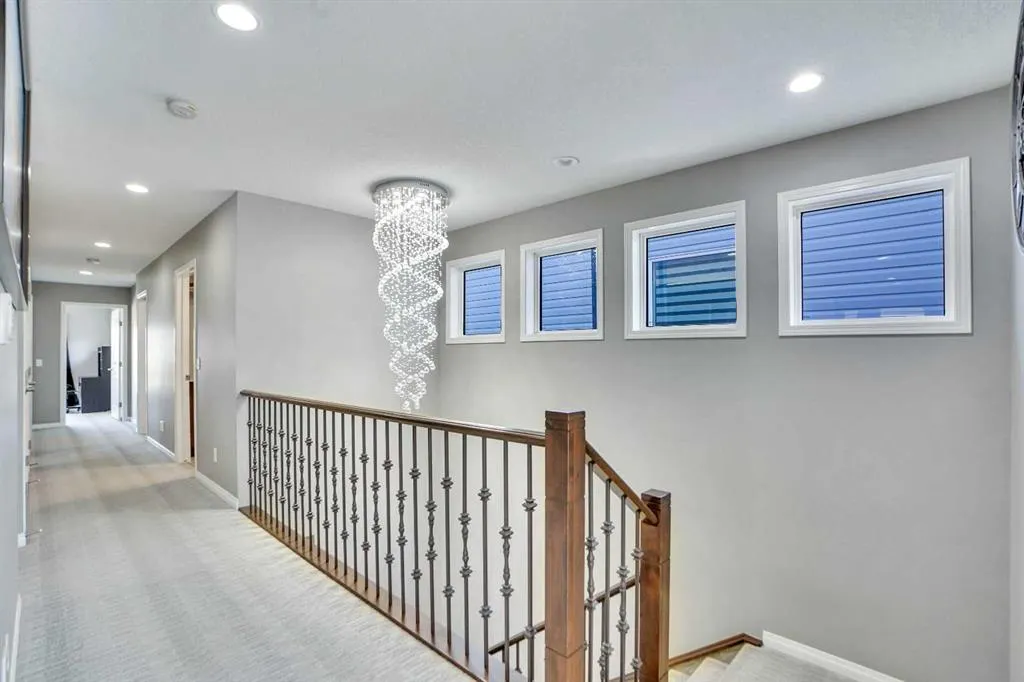 33 Savanna Green NE