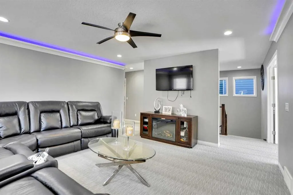 33 Savanna Green NE