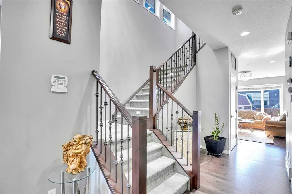 33 Savanna Green NE