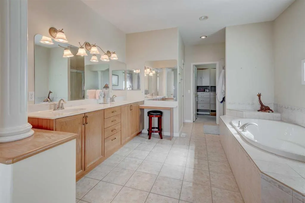 49 Arbour Crest Heights NW