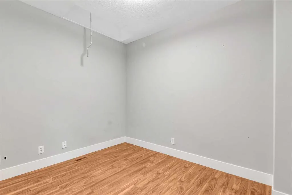 197 Royal Crest View NW