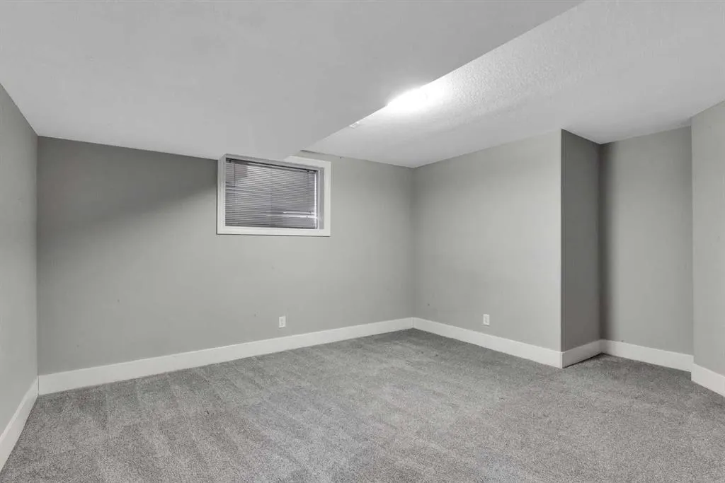 197 Royal Crest View NW