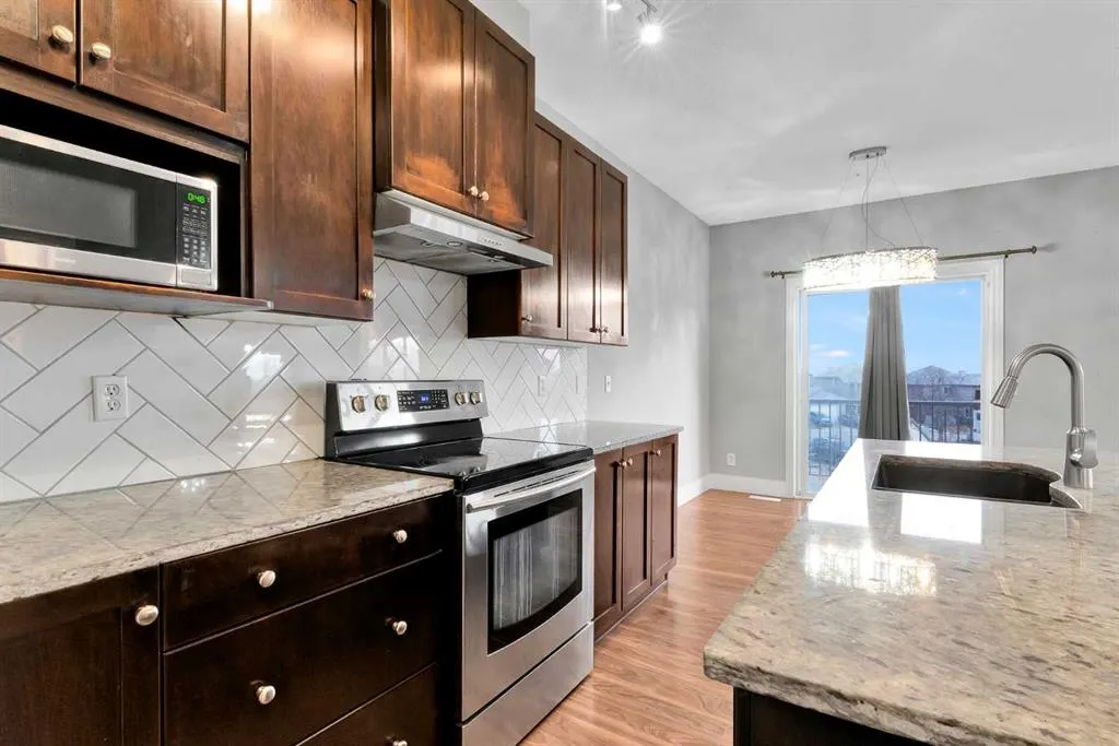197 Royal Crest View NW