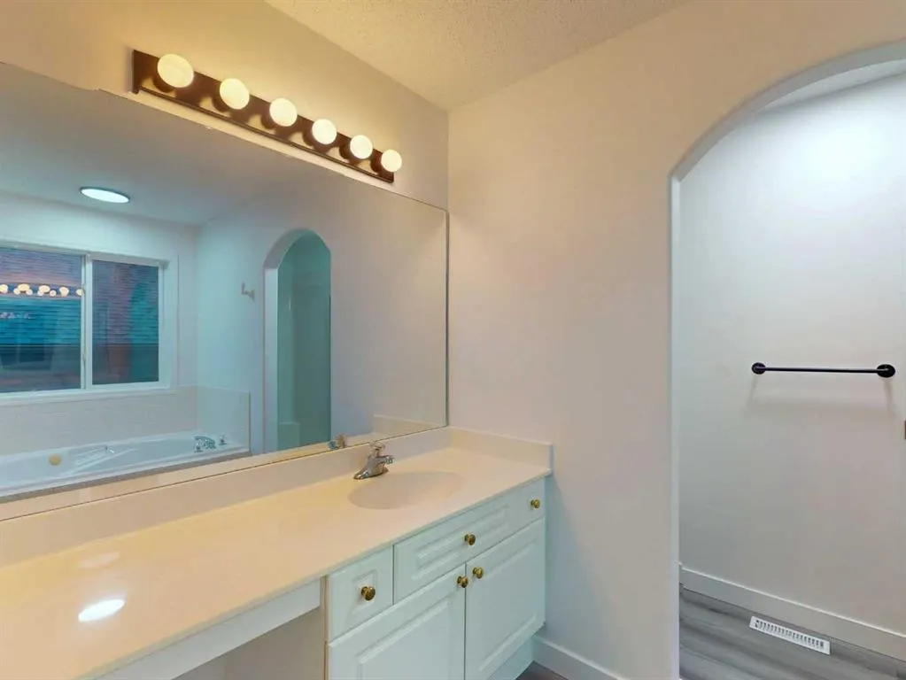 289 Canals Circle SW