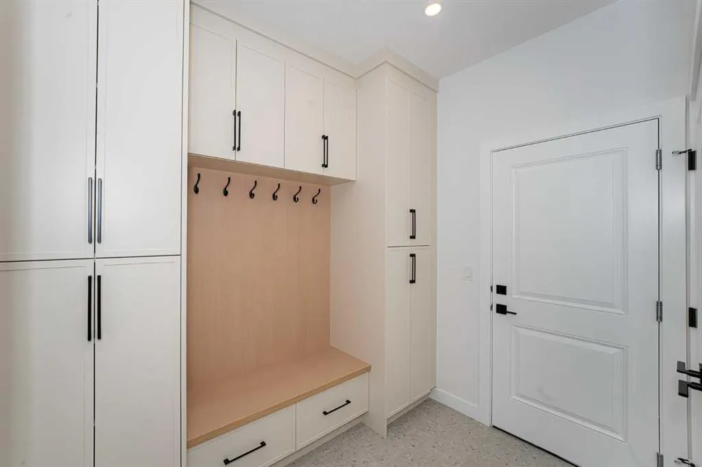 566 Rivercrest View