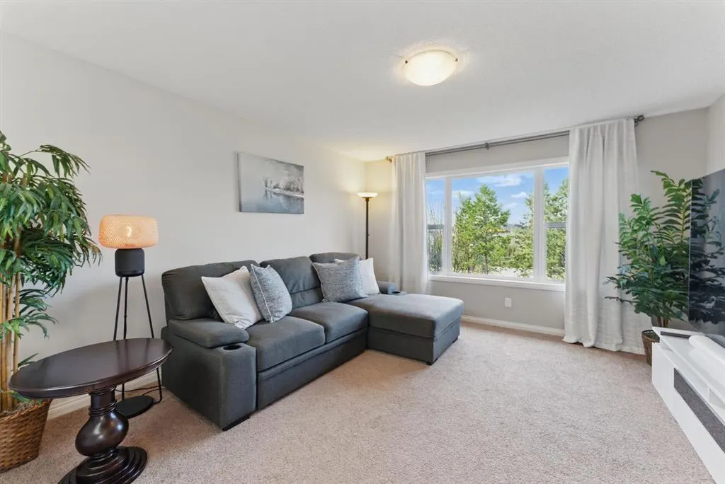 327 Cranleigh View SE