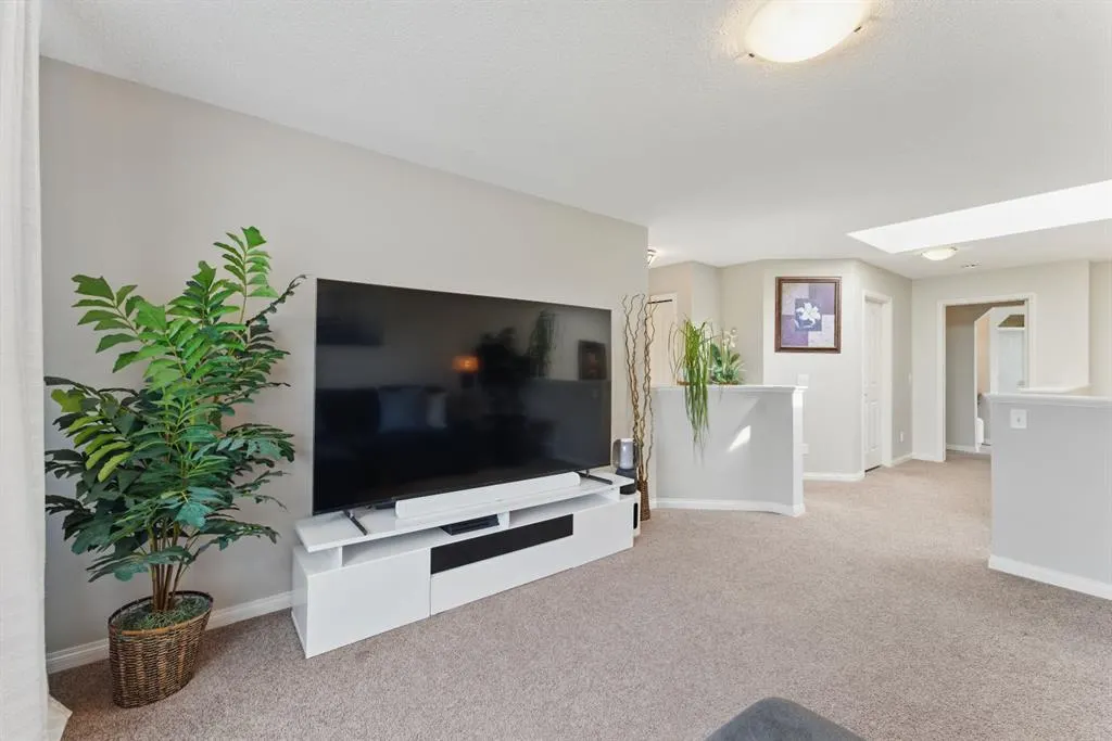 327 Cranleigh View SE