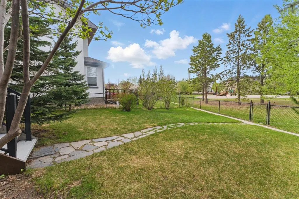327 Cranleigh View SE