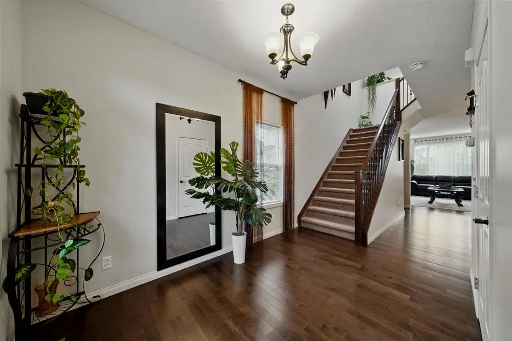 327 Cranleigh View SE