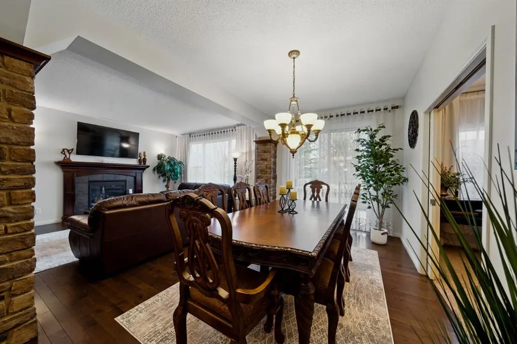 327 Cranleigh View SE