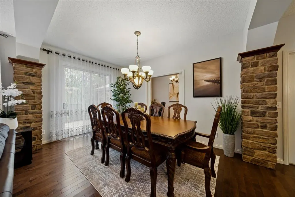 327 Cranleigh View SE