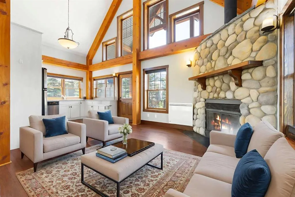 225 CottageClub Crescent