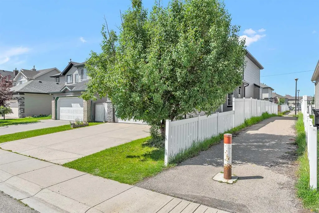 35 Saddlehorn Crescent NE