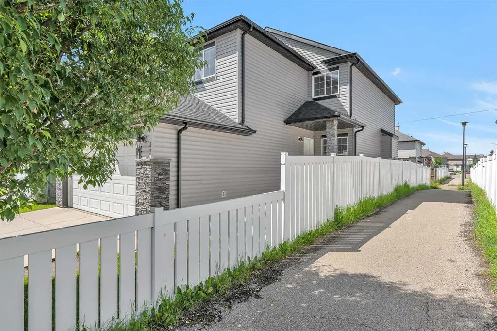 35 Saddlehorn Crescent NE