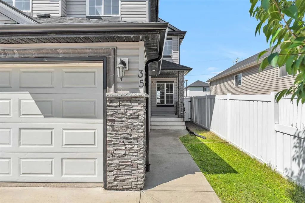 35 Saddlehorn Crescent NE
