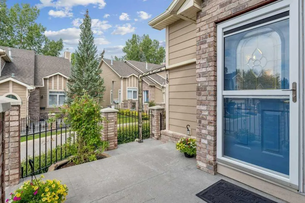 18 Varsity Estates Park NW