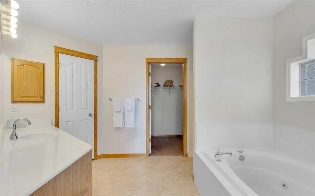 9 Panorama Hills Manor NW