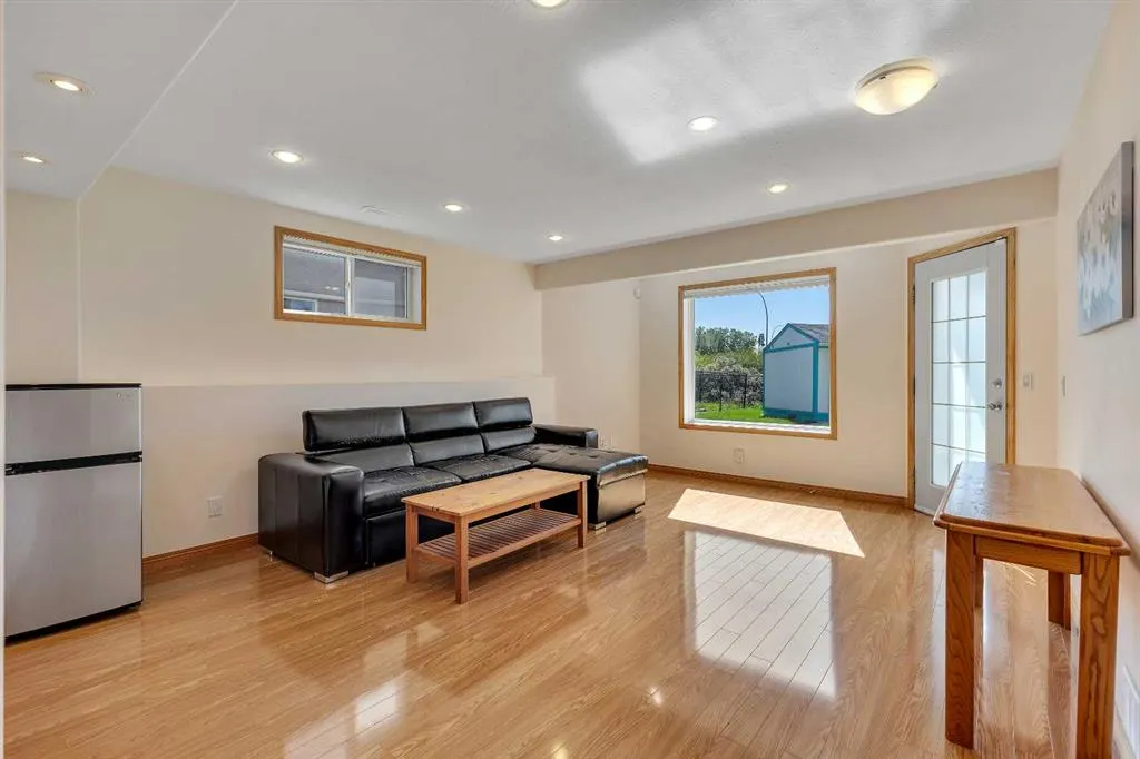 9 Panorama Hills Manor NW