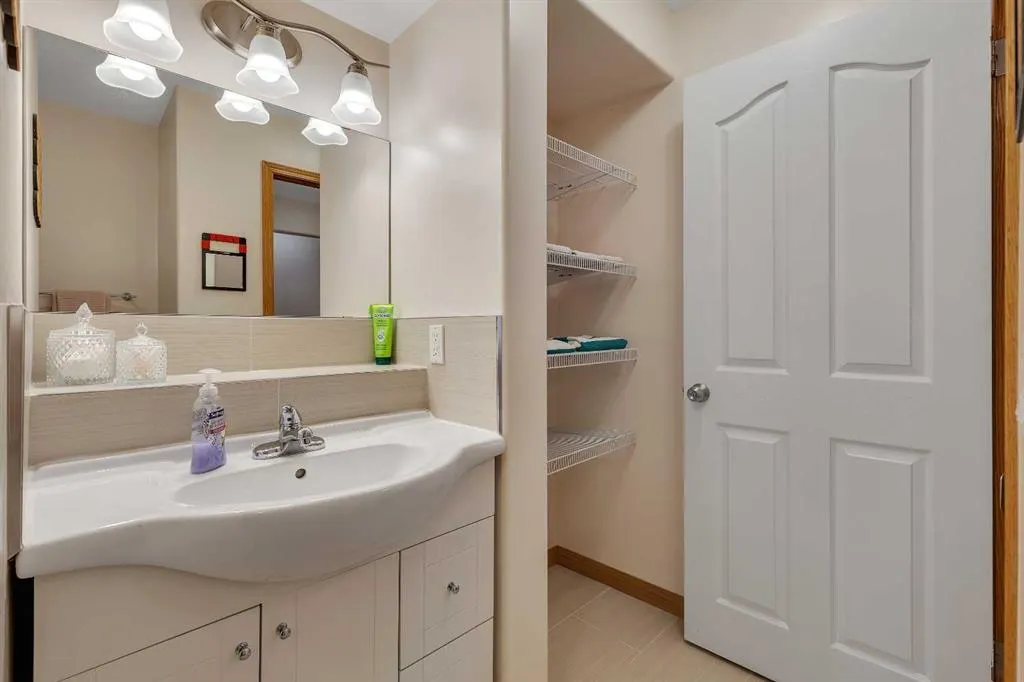 9 Panorama Hills Manor NW