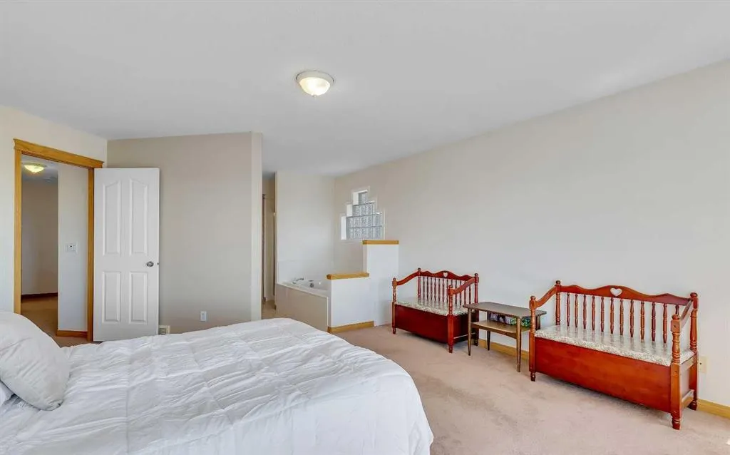 9 Panorama Hills Manor NW