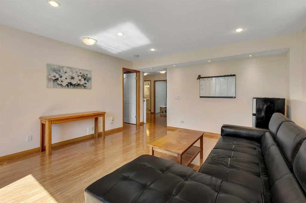 9 Panorama Hills Manor NW