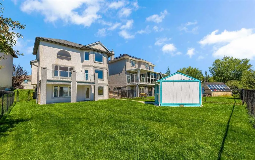 9 Panorama Hills Manor NW