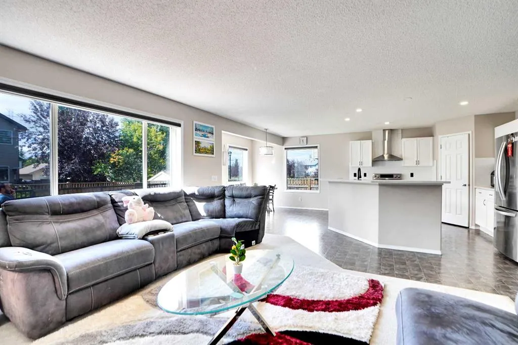 216 West Lakeview Circle