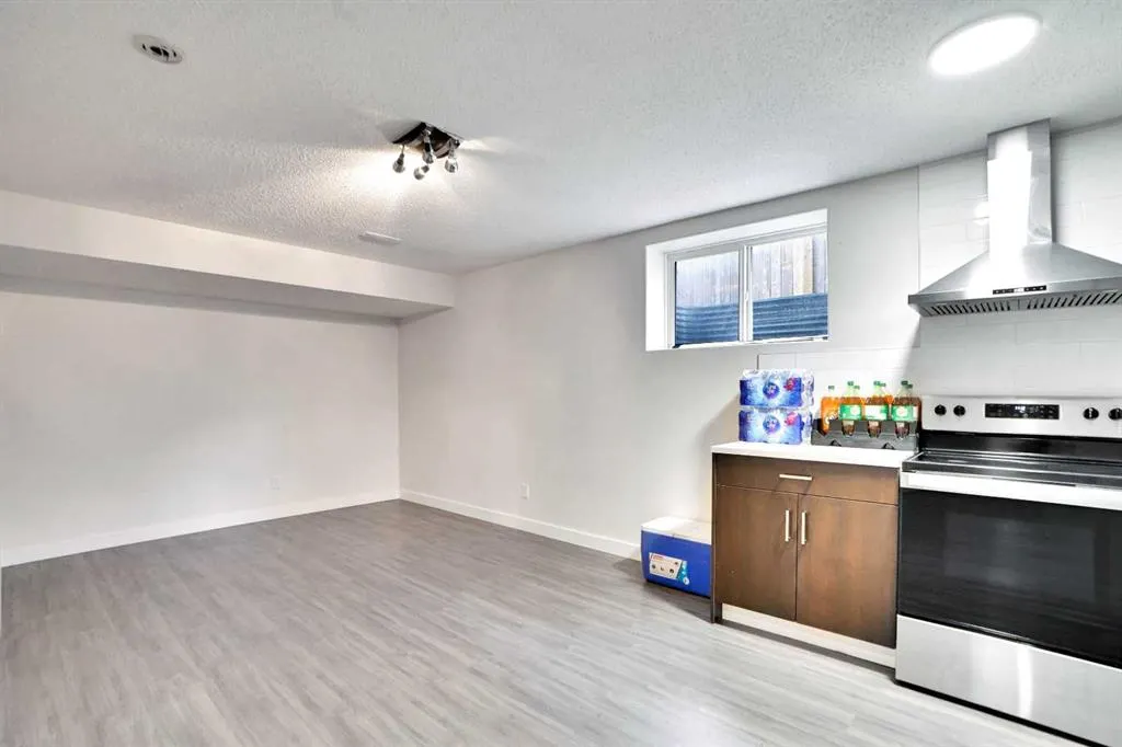 216 West Lakeview Circle