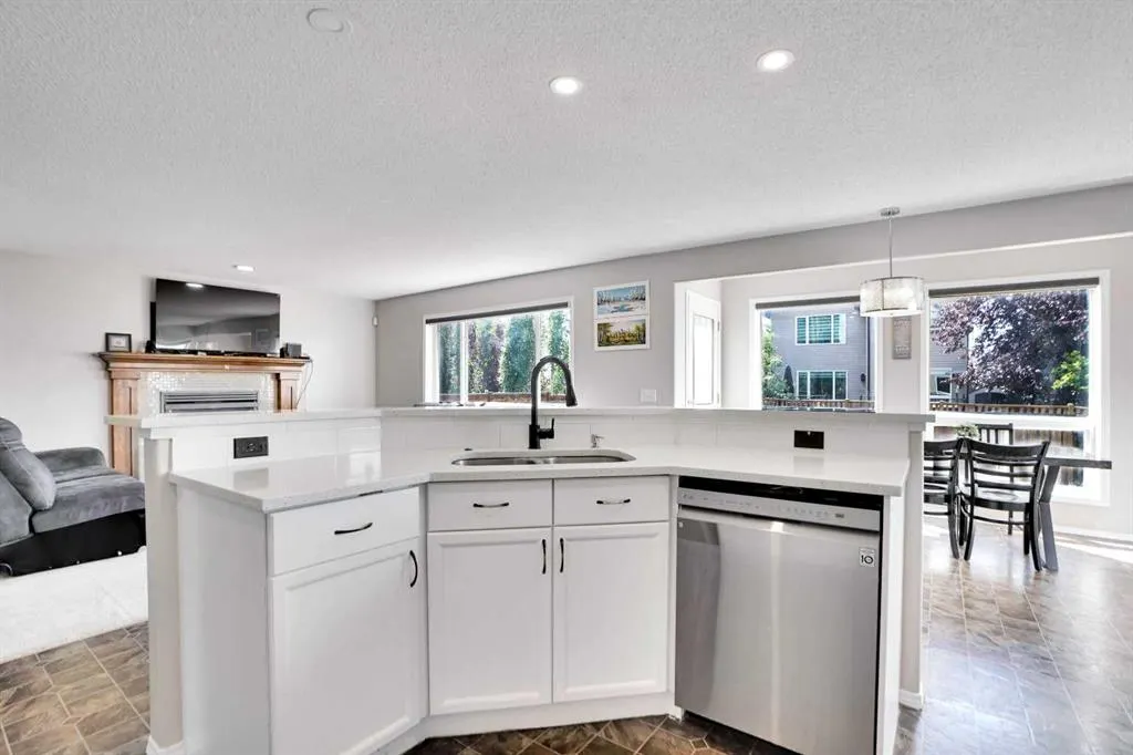 216 West Lakeview Circle
