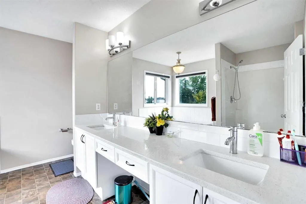 216 West Lakeview Circle