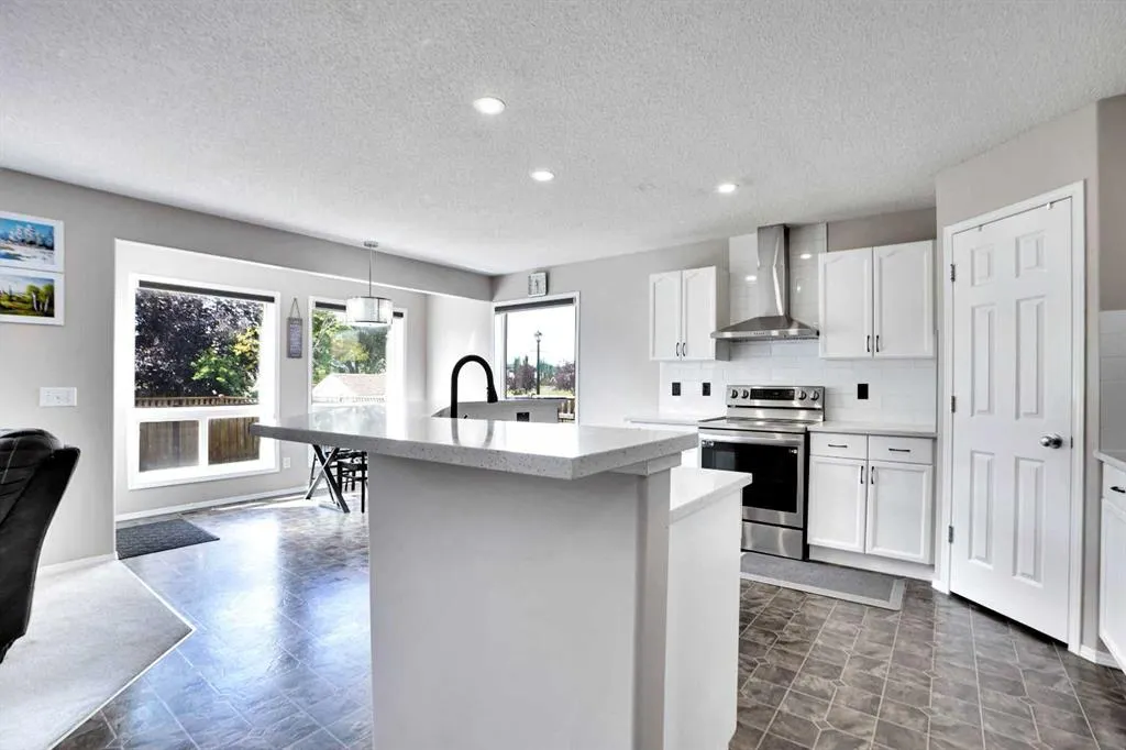 216 West Lakeview Circle