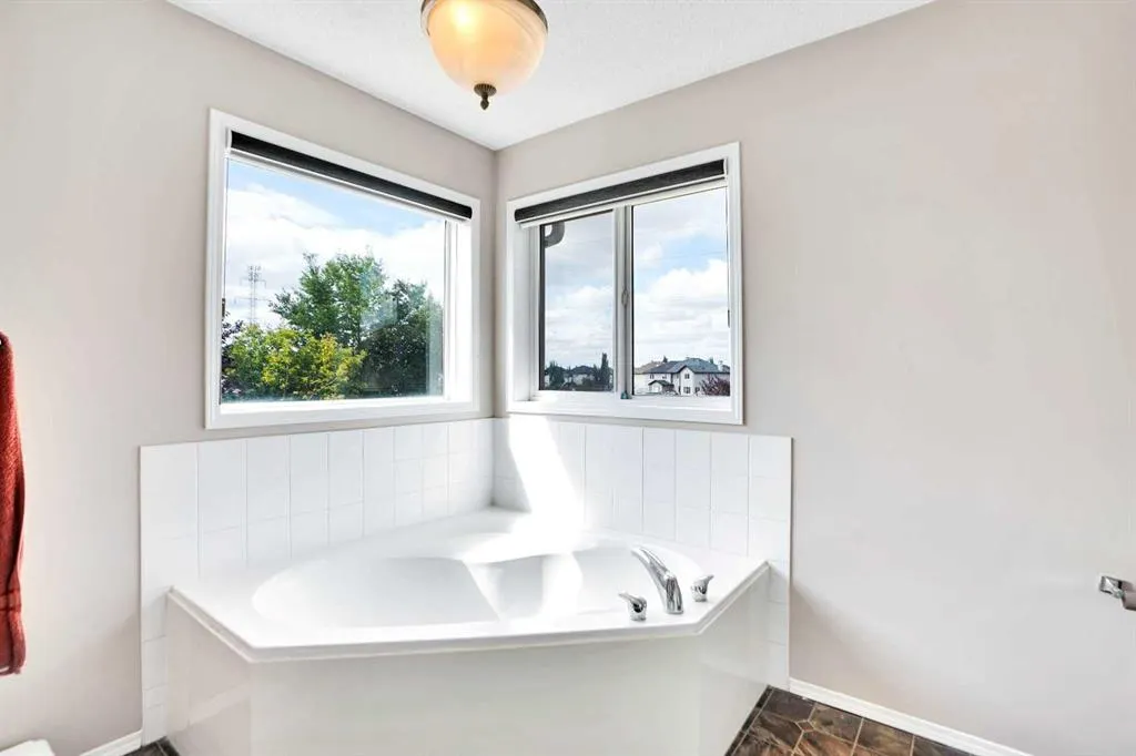 216 West Lakeview Circle