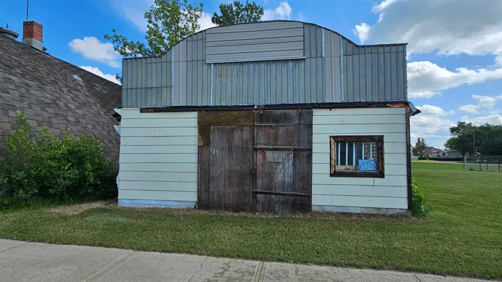 109 1 Street E