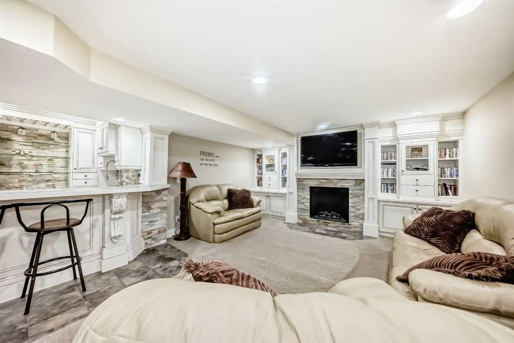 195 West Lakeview Circle