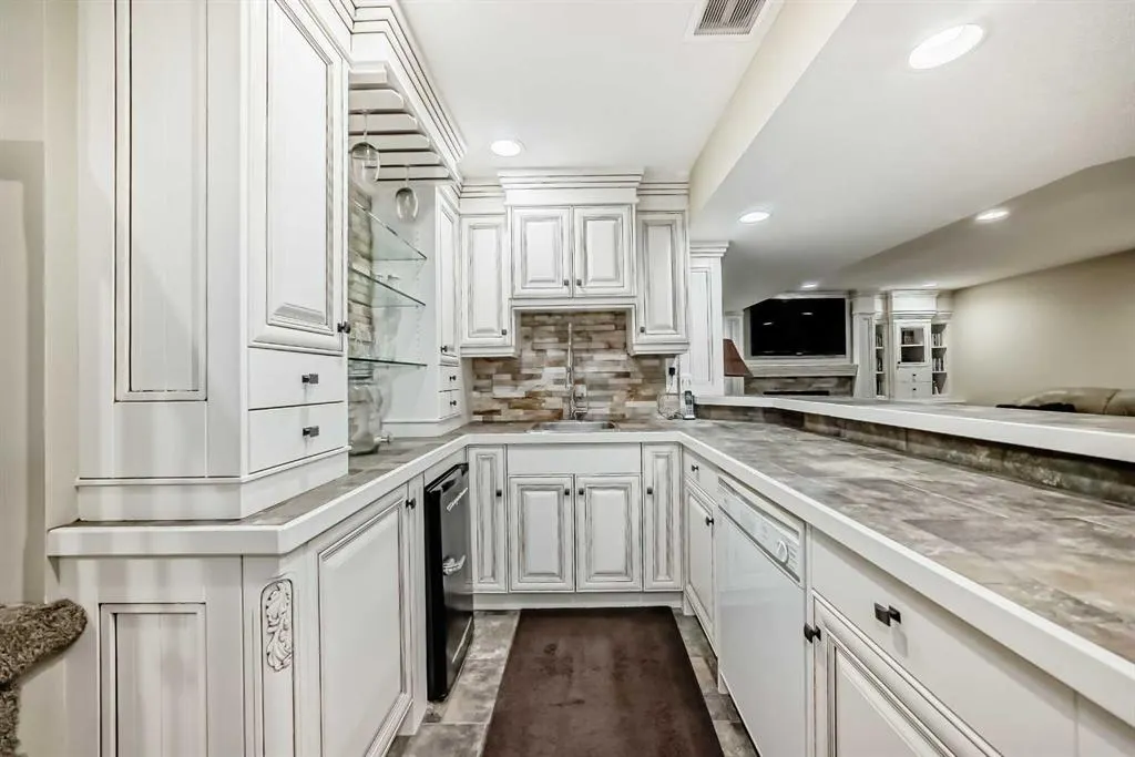 195 West Lakeview Circle
