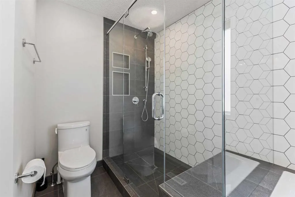 11 Simcoe Crescent SW
