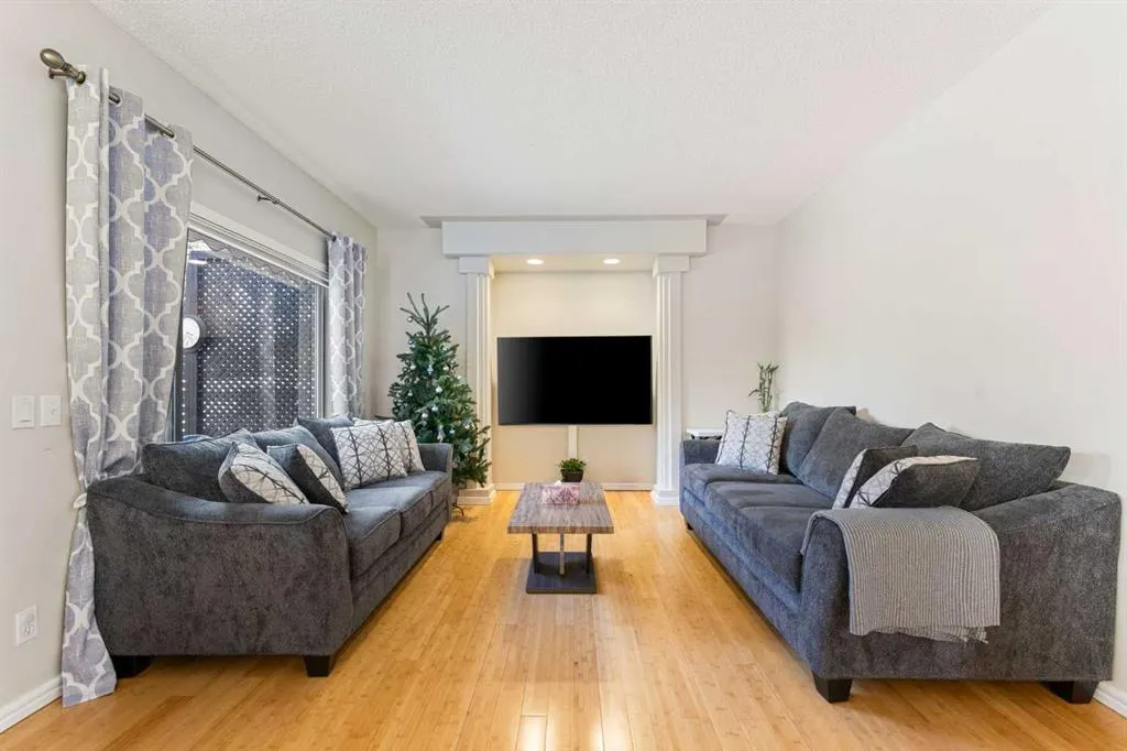 11 Simcoe Crescent SW