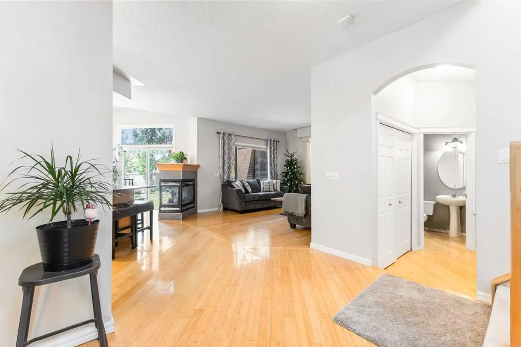 11 Simcoe Crescent SW