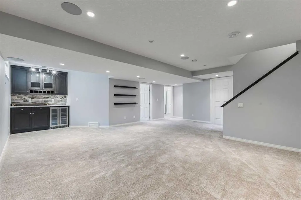 11 Simcoe Crescent SW