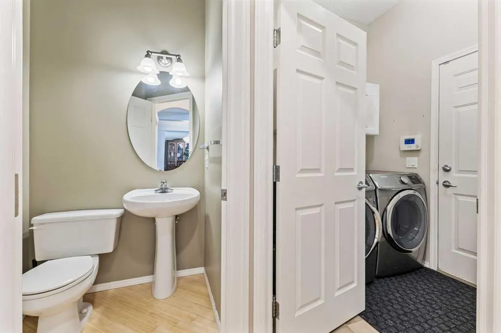 11 Simcoe Crescent SW