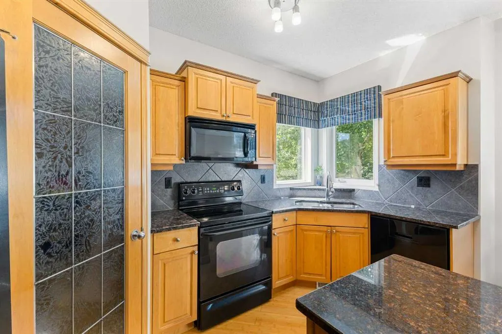 11 Simcoe Crescent SW