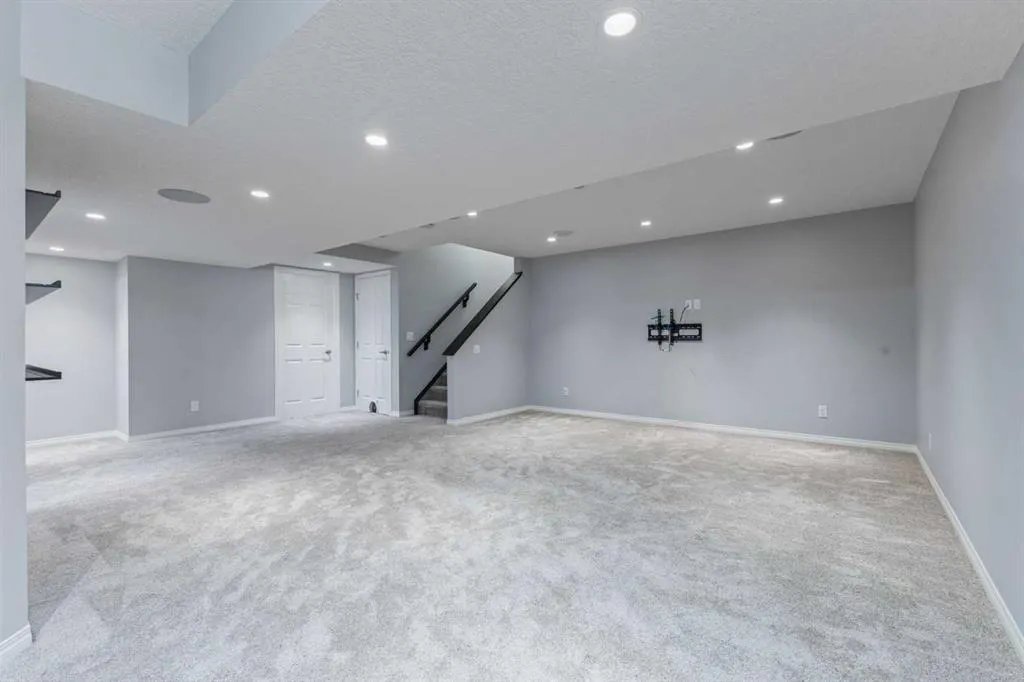 11 Simcoe Crescent SW