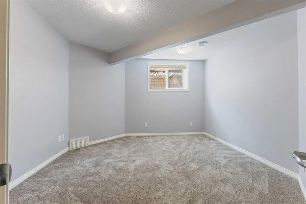 11 Simcoe Crescent SW