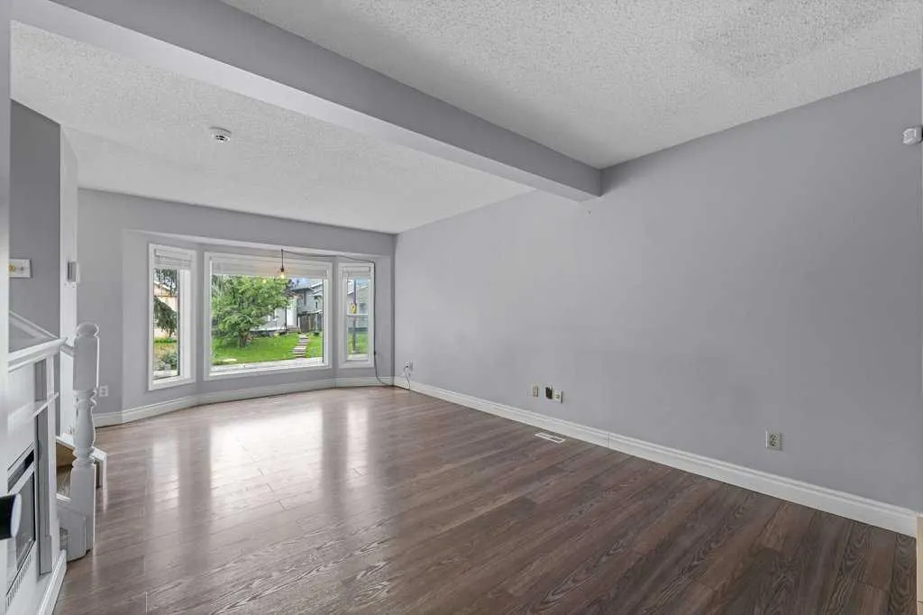 50 Taraglen Road NE