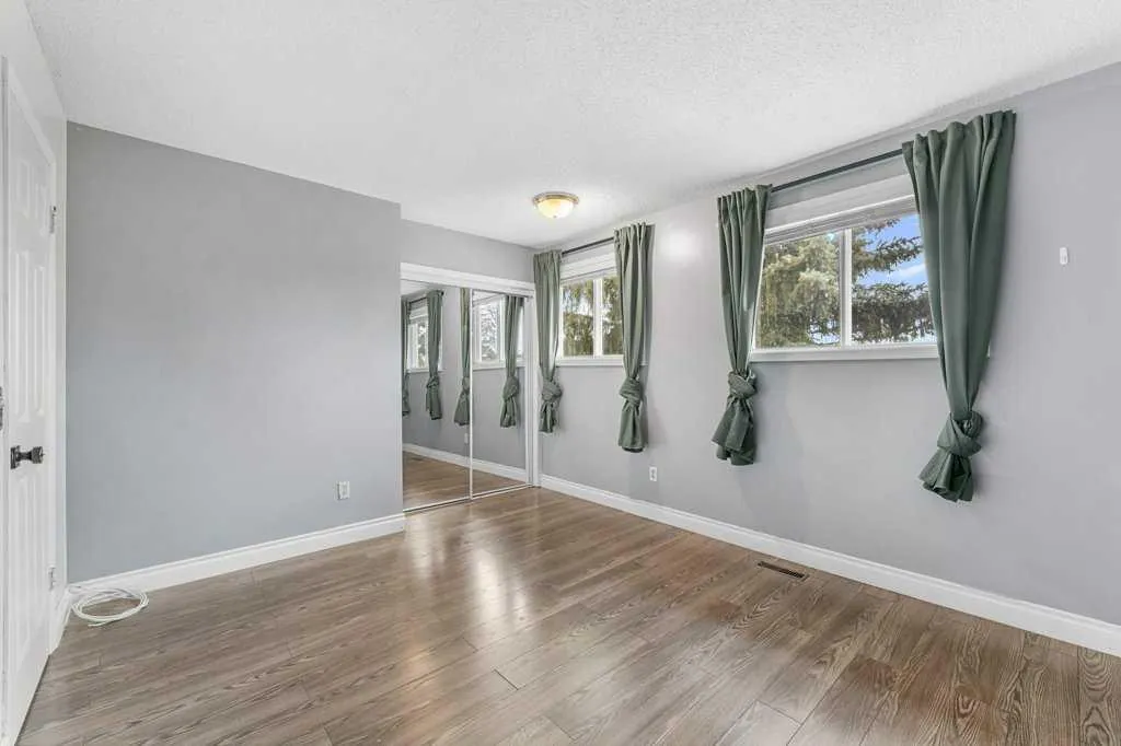 50 Taraglen Road NE