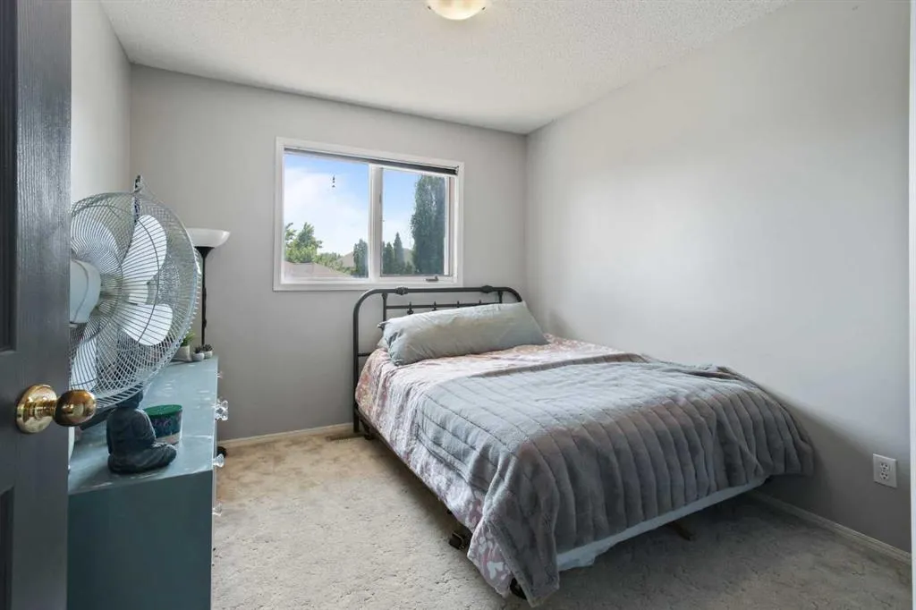 66 Edgewood Crescent W